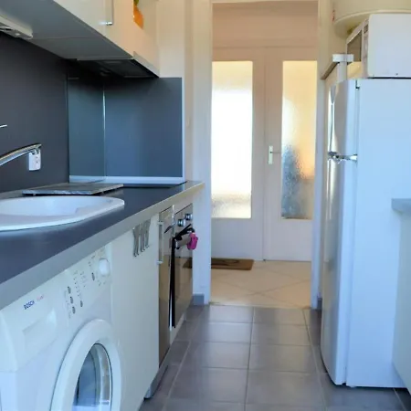 2 Pieces Avec Terrasse Au Lavandou, Proche - Fr-1-251-289 Apartment Le Lavandou