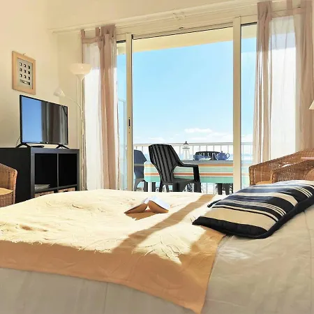 2 Pieces Avec Terrasse Au Lavandou, Proche - Fr-1-251-289 Apartment *